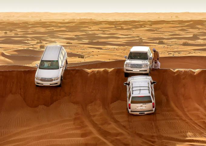 Safari jeepami po pustyni